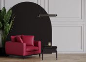Phòng có điểm nhấn màu đỏ tươi Viva 2023. Thiết kế nội thất sang trọng với đồ đạc sang trọng sáng màu.  Mẫu tường đen xám.  Ghế bành màu nâu đỏ tía.  Chấp nhận phòng khách thiết kế nội thất tối thiểu.  kết xuất 3d