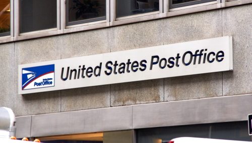 Logo USPS và dấu hiệu trên tường.  Dịch vụ Bưu chính Hoa Kỳ là một cơ quan độc lập của chính phủ liên bang Hoa Kỳ chịu trách nhiệm cung cấp các dịch vụ bưu chính ở Hoa Kỳ