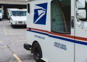 Một chiếc xe giao hàng đậu tại Bưu điện Hoa Kỳ ở trung tâm thành phố Rochester, Michigan.  Với gần 600.000 nhân viên, Bưu điện Hoa Kỳ là nhà tuyển dụng công lớn thứ hai tại Hoa Kỳ.