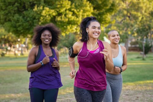 Một nhóm các cô gái có thân hình cong với bạn bè cùng nhau chạy bộ trong công viên