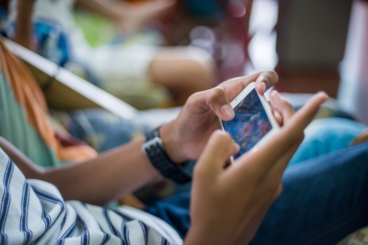 kid playing free online games on smartphone