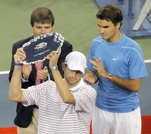 Andy Roddick holding his runner-up trophy at the 2006 US Open