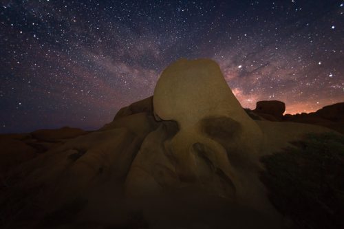 skull rock and starry night sky at joshua tree national park