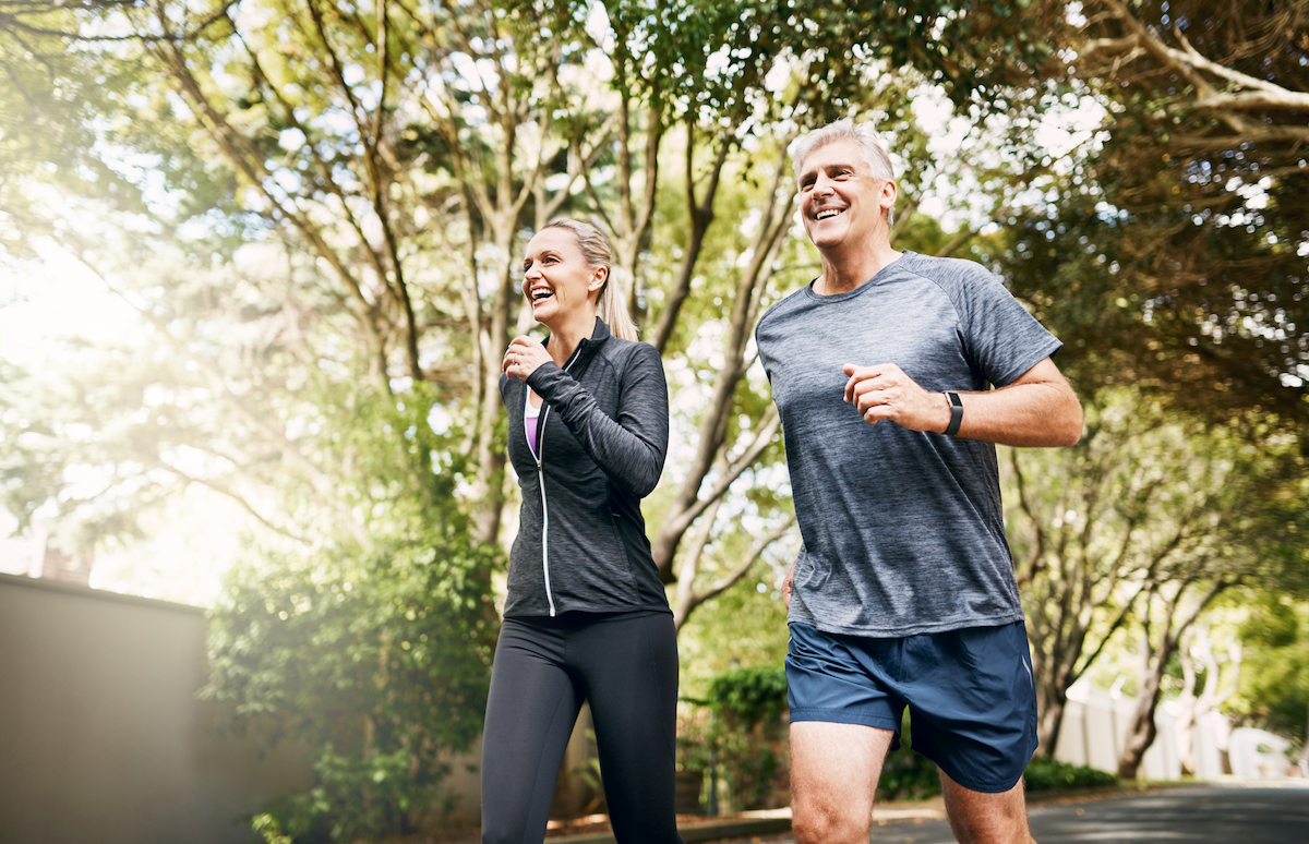 Старики на пробежке. Марафон сша женщины. Спорт для пожилых. You are running old. Бег для пожилых.