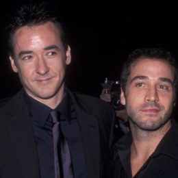 John Cusack and Jeremy Piven in 2001