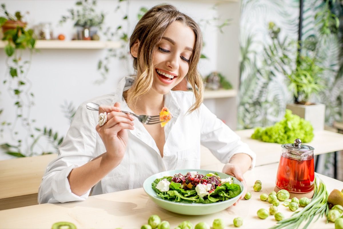 Eating healthy food. Правильное питание девушка. Девушка ест салат. Пищевые привычки. Здоровые отношения с едой.