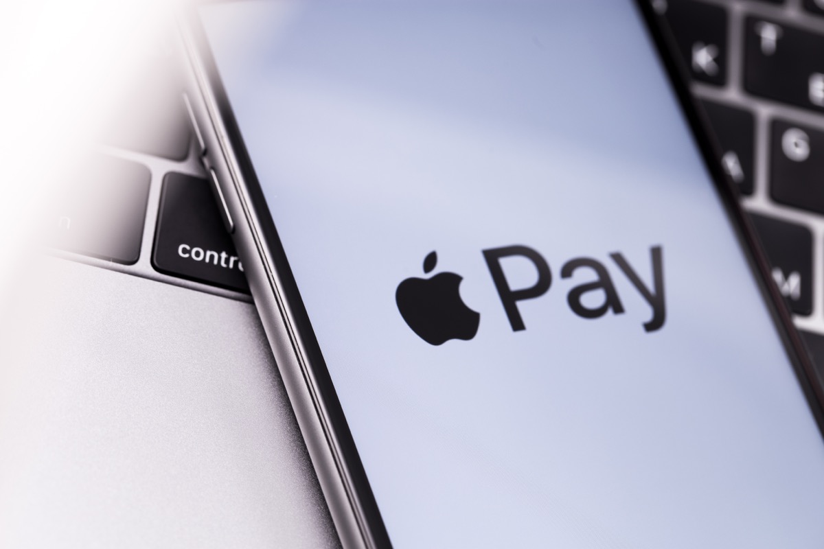 Walmart Shoppers Threaten "Collective Boycott" Over Apple Pay