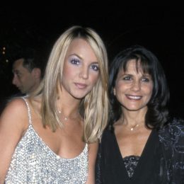 Britney and Lynne Spears at the 2000 Grammys