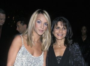 Britney and Lynne Spears at the 2000 Grammys