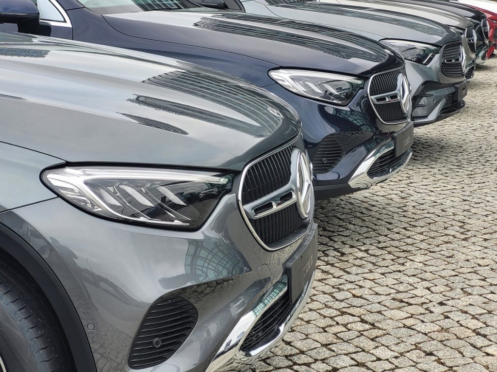 Mercedes-Benz cars on a lot