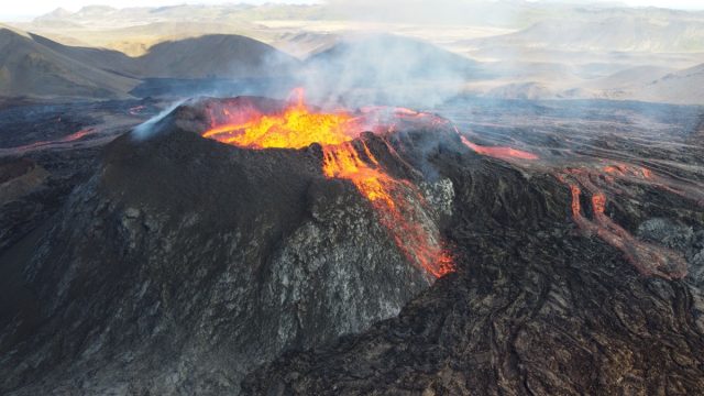 mauna loa volcano erupting