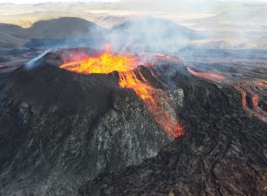 mauna loa volcano erupting