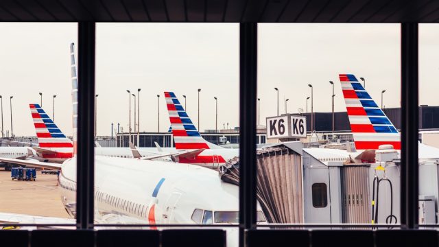 american airlines planes at the gate