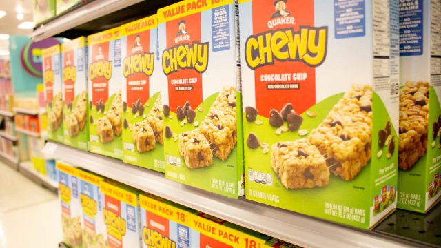 Quaker Oats Chewy Chocolate Chip bars on the shelf in a grocery store