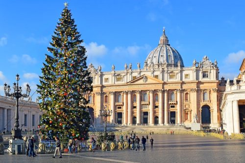 christmas tree in front of the vatican