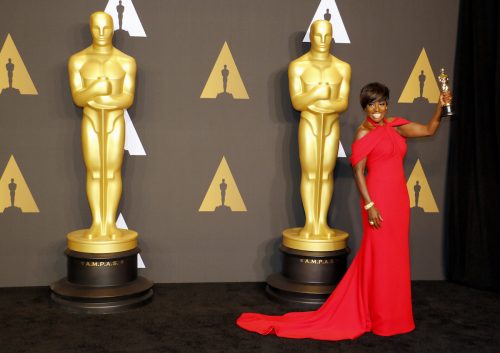 Viola Davis holding her Oscar at the 2017 Academy Awards