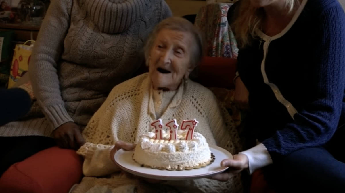 117-year-old woman getting a birthday cake