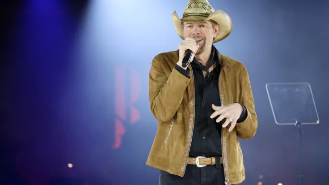 toby keith performing in nashville in 2022