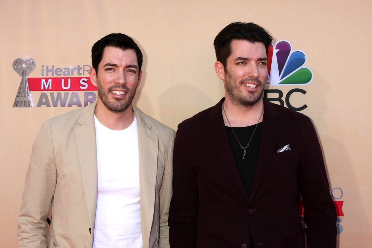 LOS ANGELES - MAR 29: Drew Scott, Jonathan Scott at the 2015 iHeartRadio Music Awards at the Shrine Auditorium on March 29, 2015 in Los Angeles, CA