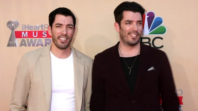 LOS ANGELES - MAR 29: Drew Scott, Jonathan Scott at the 2015 iHeartRadio Music Awards at the Shrine Auditorium on March 29, 2015 in Los Angeles, CA