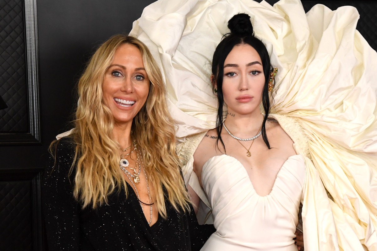 tish cyrus and noah cyrus on the red carpet at the grammys