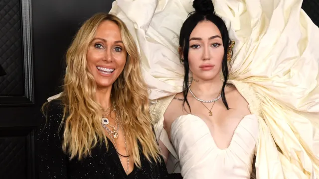 tish cyrus and noah cyrus on the red carpet at the grammys