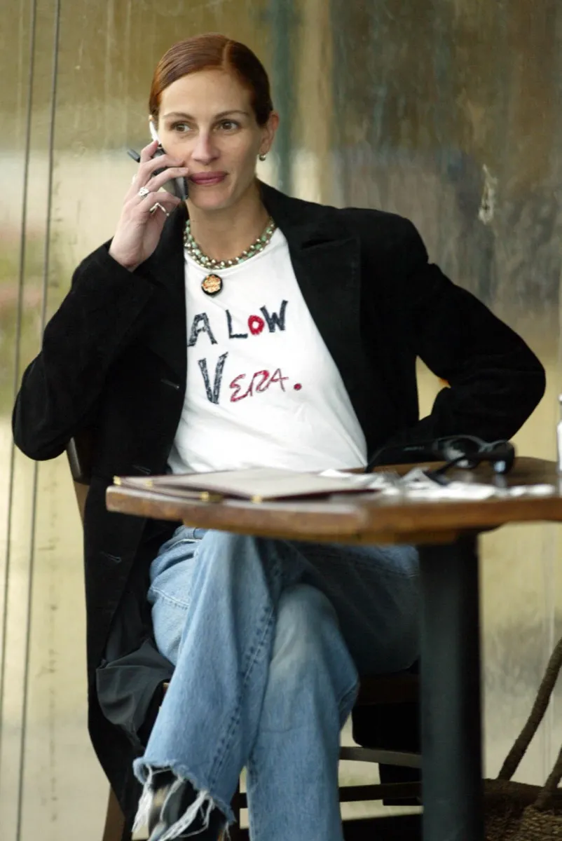 Julia Roberts wearing "A Low Vera" shirt in 2002