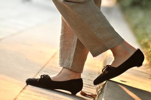 woman in casual linen trousers and shoes