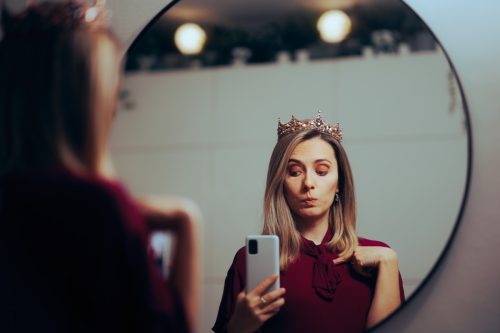narcissistic woman talking selfie