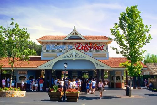 entrance to dollywood in pigeon forge, tn