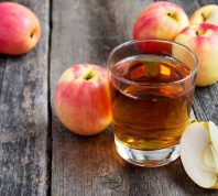 glass of apple juice with apples