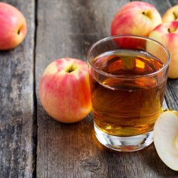 glass of apple juice with apples