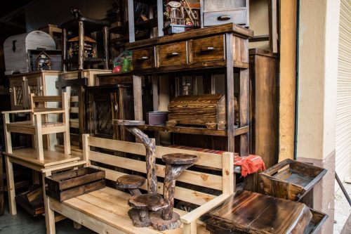  wooden furniture, more or less antique, are on sale in a shop in the artisan market of Cuenca, October 28, 2018.