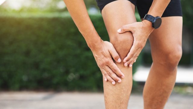 Man experiencing knee pain after running