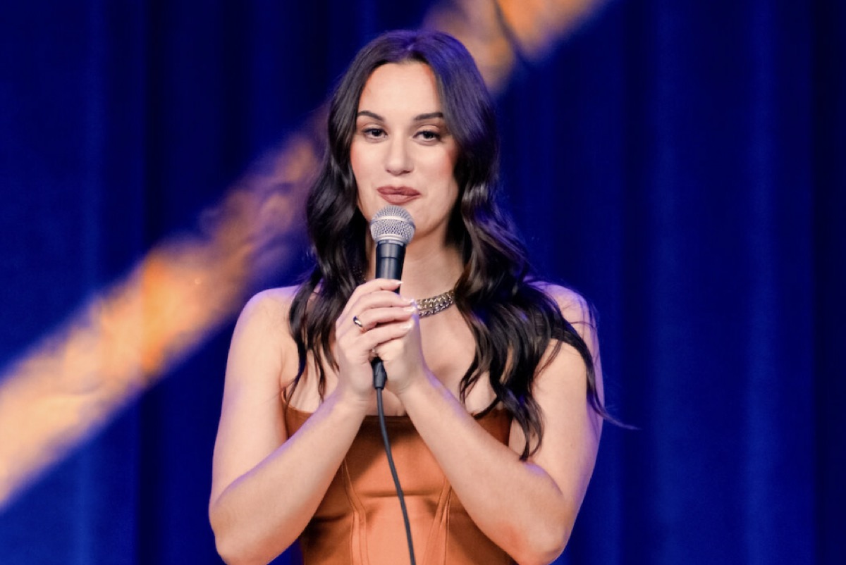 Hannah Berner doing stand-up comedy on Netflix.
