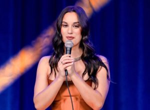 Hannah Berner doing stand-up comedy on Netflix.