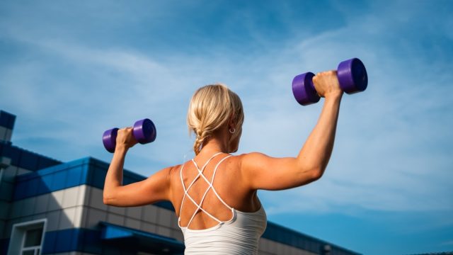 woman lifting free weights