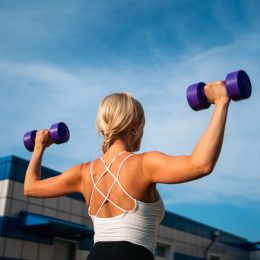 woman lifting free weights