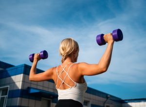 woman lifting free weights