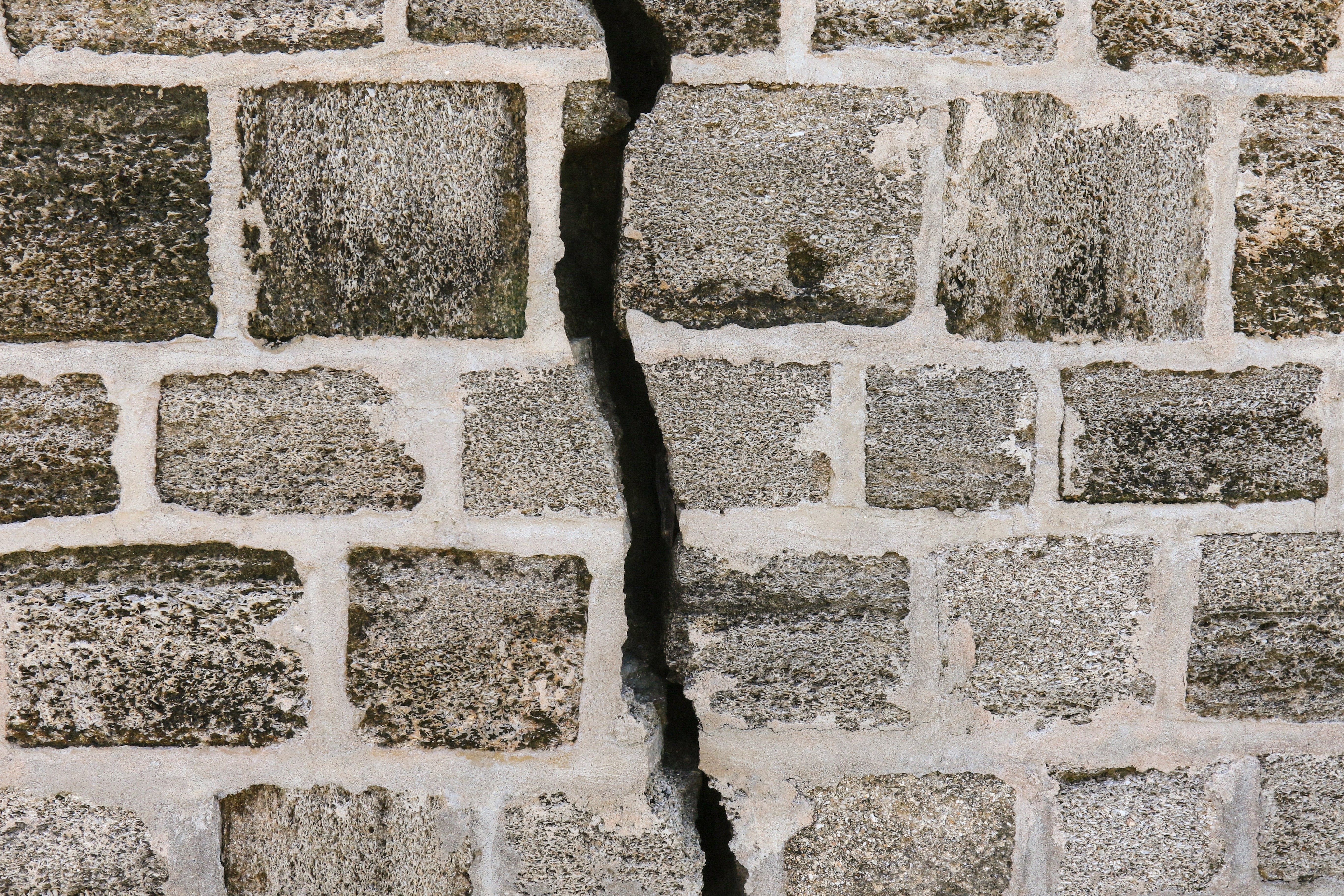 crack in wall foundation