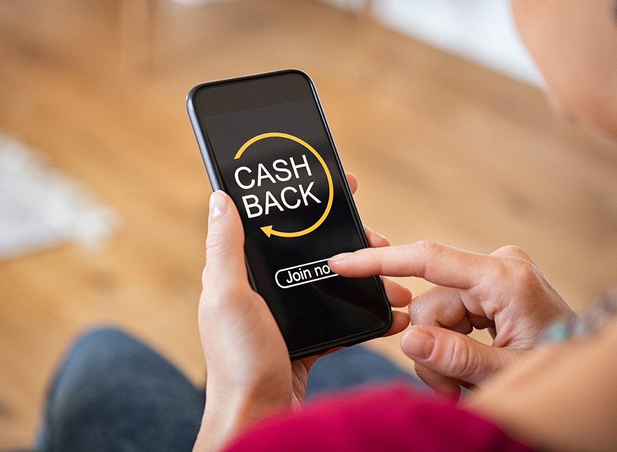 A woman uses a cash back app on her phone.