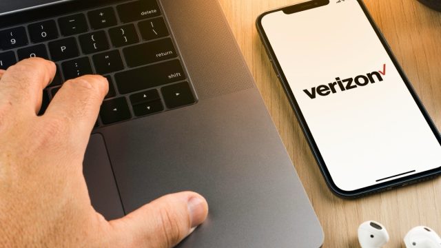 Customers Slam "Greedy" Verizon for Slashing Autopay Discount by 50%