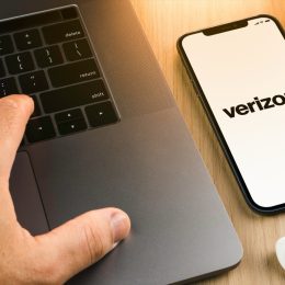 Customers Slam "Greedy" Verizon for Slashing Autopay Discount by 50%