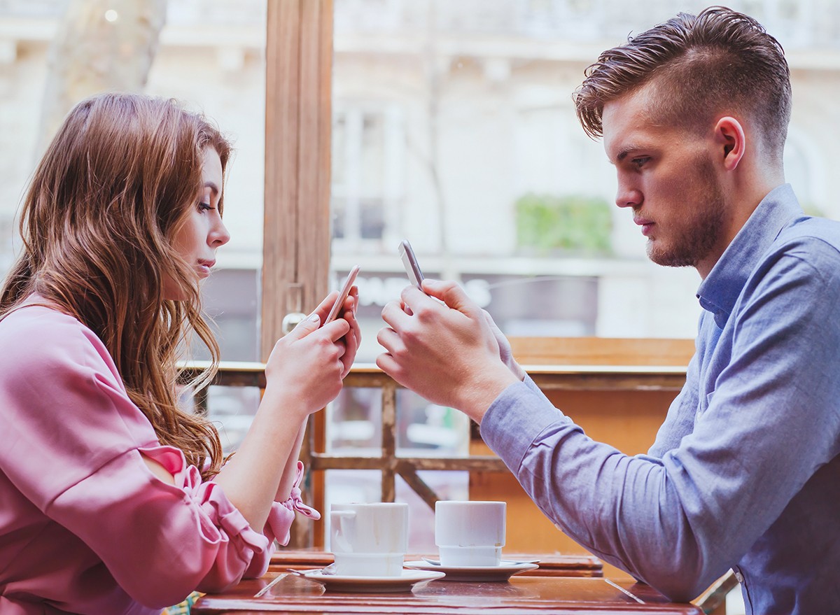 10 Red Flags About Your Partner's Texts, Therapists Say