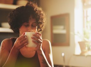 6 Best Drinks That Won't Make You Bloated, Gastroenterologist Says