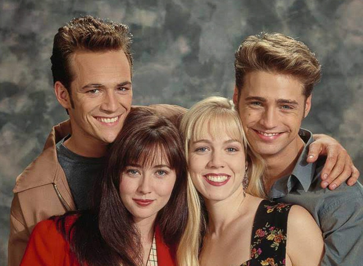 5 Iconic TV Shows From the '90s You Need to Rewatch Now