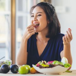 Nutritionists Reveal the No. 1 Snack to Keep Your Blood Sugar Stable