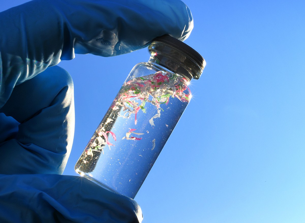 Collecting water samples contaminated with microplastics