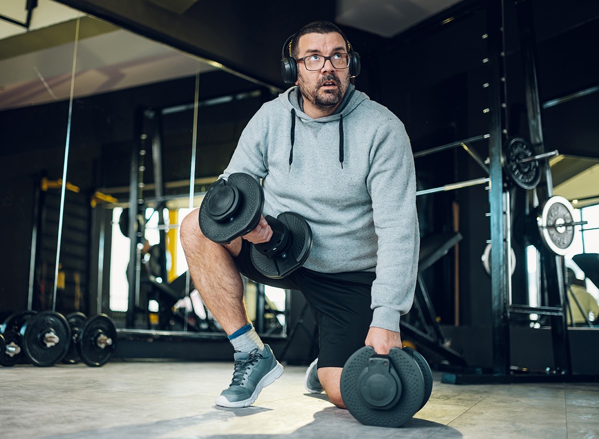 A man working out at the gym to lose weight