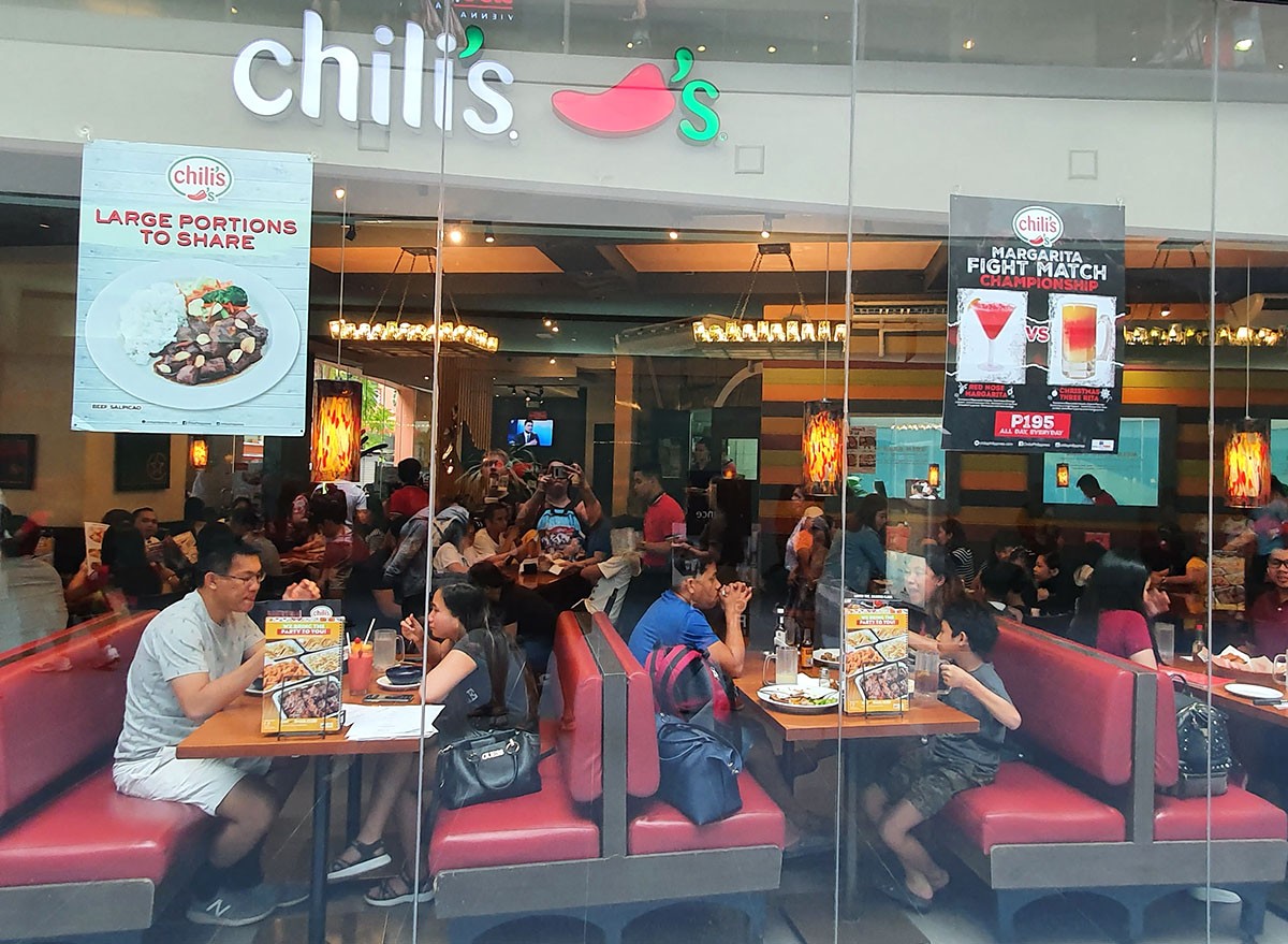 People eating inside a Chili's restaurant